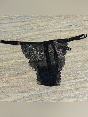 NWT Victoria's Secret Very Sexy V-String black Lace Thong Panty